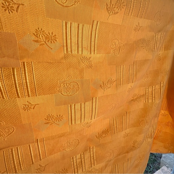 Beautiful Golden Yellow Oval Tablecloth - Picture 4 of 10